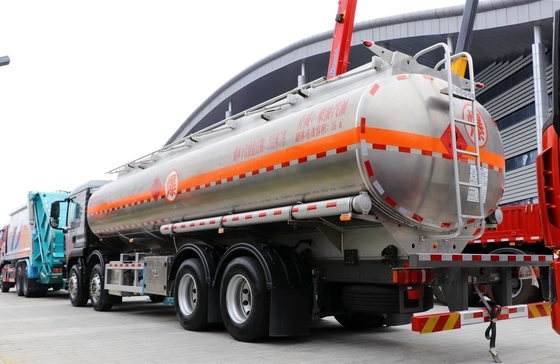 Подержанные тяжелые грузовики Sinotruck Подержанный нефтяной танкер 8*4 Режим привода 26 кубических 4 оси