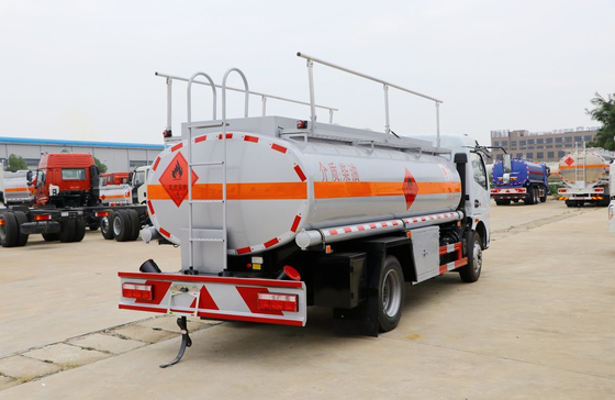 Небольшой нефтяной танкер 7,6 кубических 4 * 2 режим привода Донфэн Новый грузовик Однокабинный листовой весна