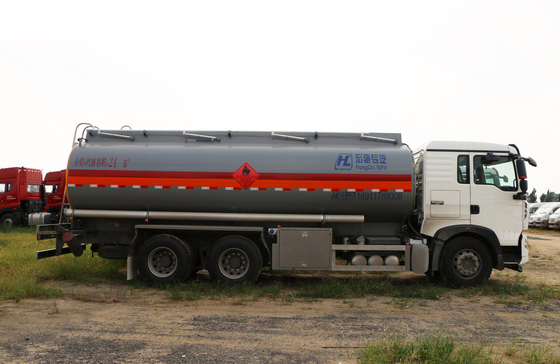 Sinotruck Howo 6*4 режим привода 10 шина нефтетанкер грузовик 25 кубических 10 метров длиной LHD