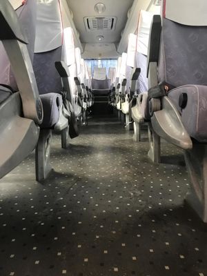 Автобус используемый брендом туристического автобуса Kinglong Sencond руки XMQ6898 39seats с хорошим состоянием двигателя зада AC голубым и белым цвета