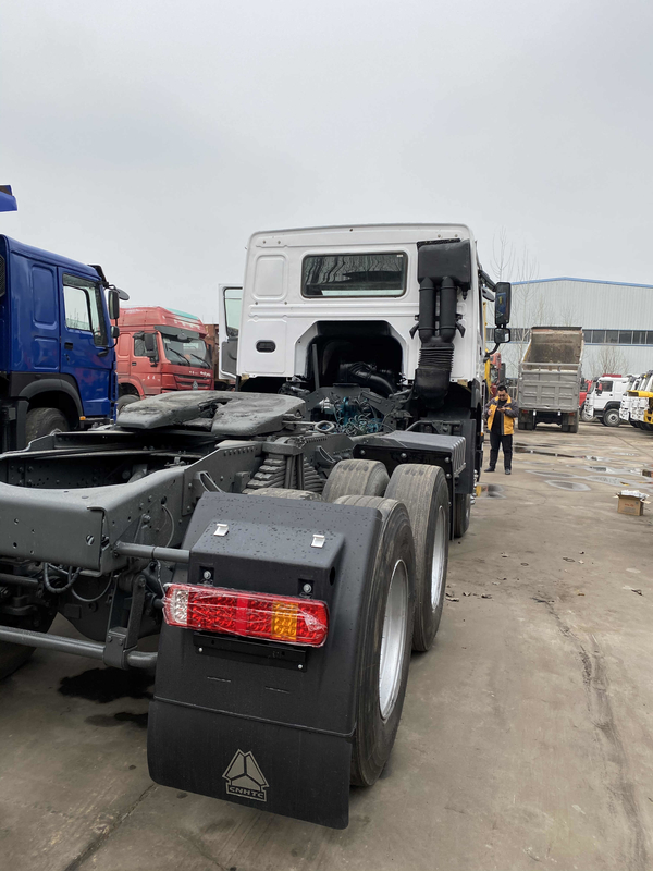 Сверхмощное Sinotruck Howo использовало тележку трактора с краской двигателя 371HP Weichai новой