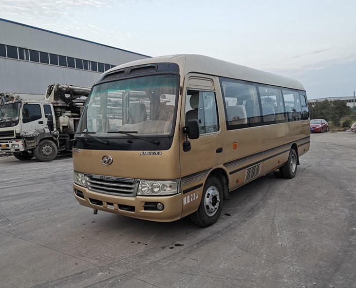 23 мест 2014 года использовали автобус KLQ6702E4 более высокого каботажного судна мини с управлением рулем руки двигателя левым