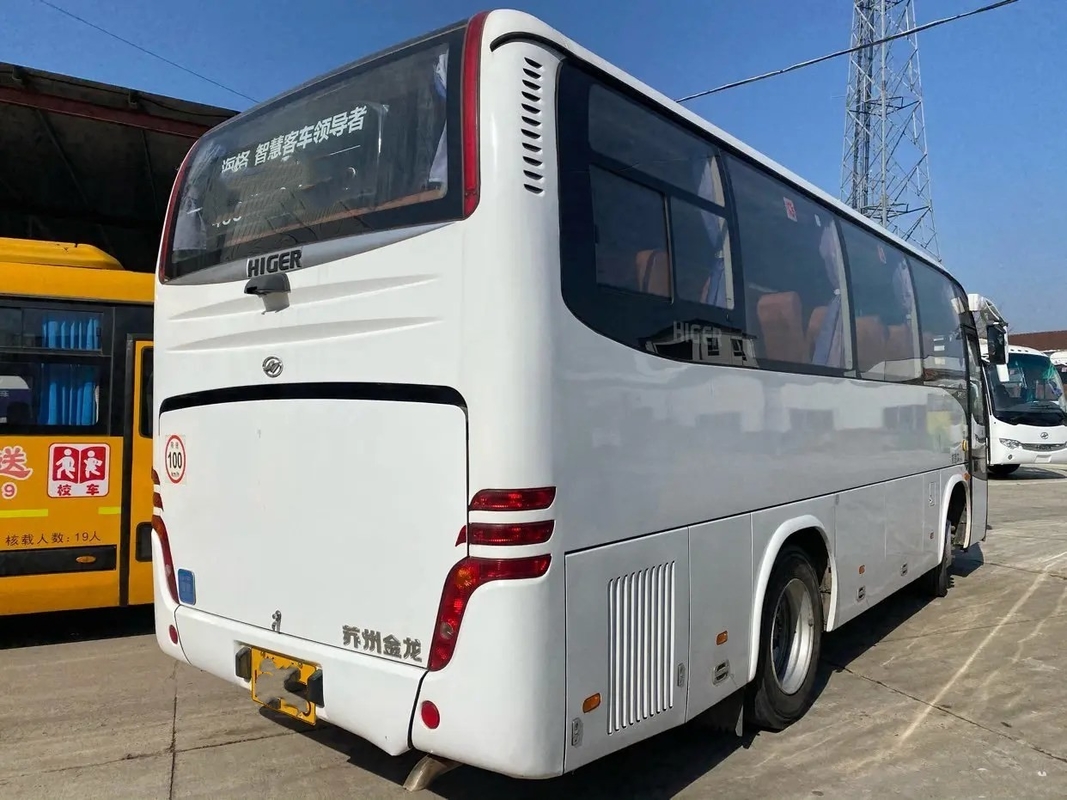 Используемый цвет роскошного двигателя автобуса KLQ6796 Yuchai тренера мест автобусов 32 подержанного более высокого белый