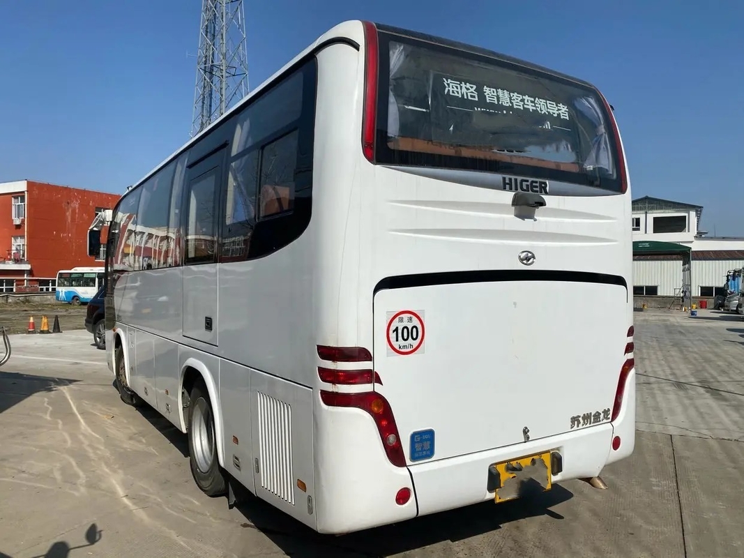 Используемый цвет роскошного двигателя автобуса KLQ6796 Yuchai тренера мест автобусов 32 подержанного более высокого белый