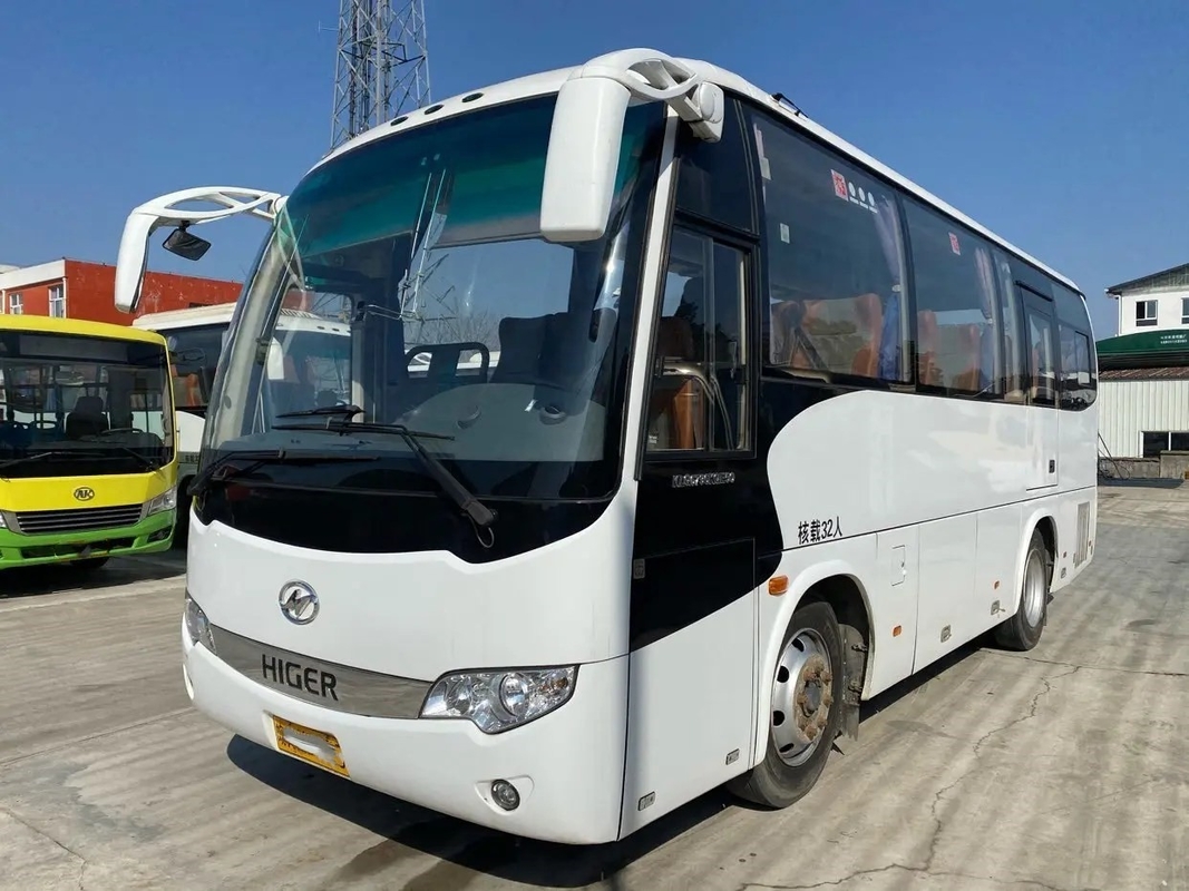Используемый цвет роскошного двигателя автобуса KLQ6796 Yuchai тренера мест автобусов 32 подержанного более высокого белый
