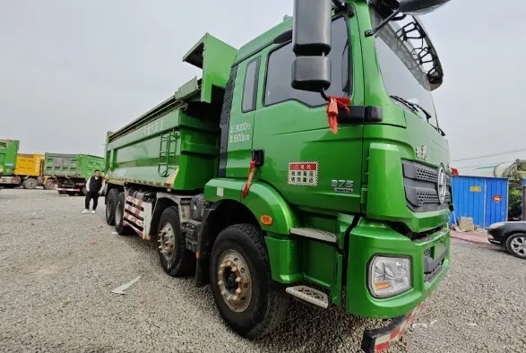 Используемый самосвал руки SHACMAN режима 375hp 2-ого привода кабины 8×4 дизельных автошин тележек 12 главный