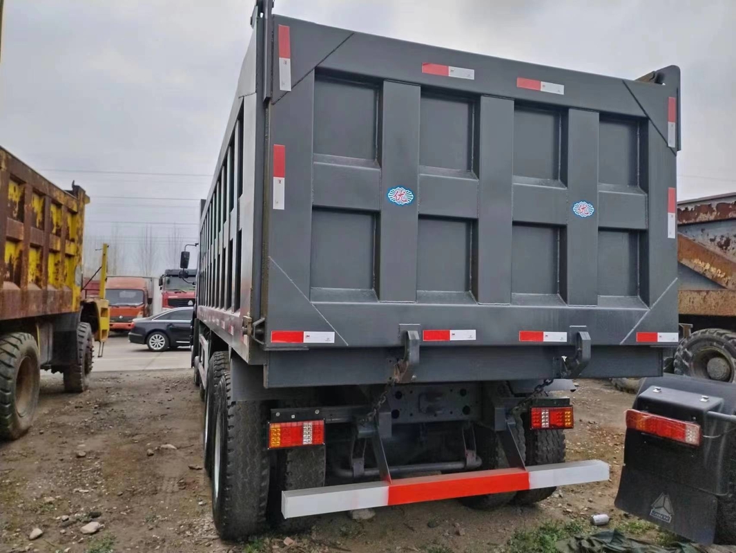 Подержанная номинальная нагрузка 15.5t кабины плоской крыши цвета 371hp 8×4 HOWO ZZ3317 тележек Tipper черная