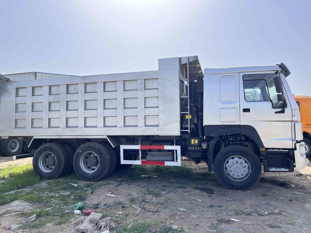 Используемое Howo перевозит 8 380hp 6 цилиндров метров на грузовиках ЕВРО III двигателя дизеля 10 самосвал ZZ3257 колес 6×4 Howo