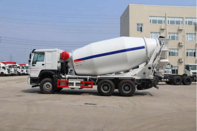 Используемое конкретное ЕВРО IV тележки смесителя цемента модели LHD Sinotruck Howo привода тележек 6×4 нагружая 8 тонн