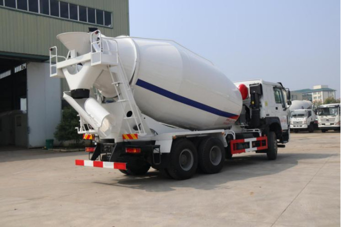 Используемое конкретное ЕВРО IV тележки смесителя цемента модели LHD Sinotruck Howo привода тележек 6×4 нагружая 8 тонн