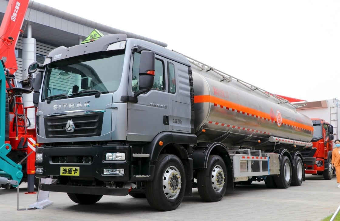 Подержанные тяжелые грузовики Sinotruck Подержанный нефтяной танкер 8*4 Режим привода 26 кубических 4 оси