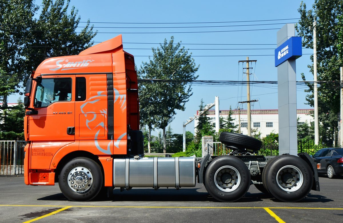 Тракторный грузовик 6*4 тяжелый грузовик Sinotruck SITRAK G7 высокая крыша 480hp AMT листья весны