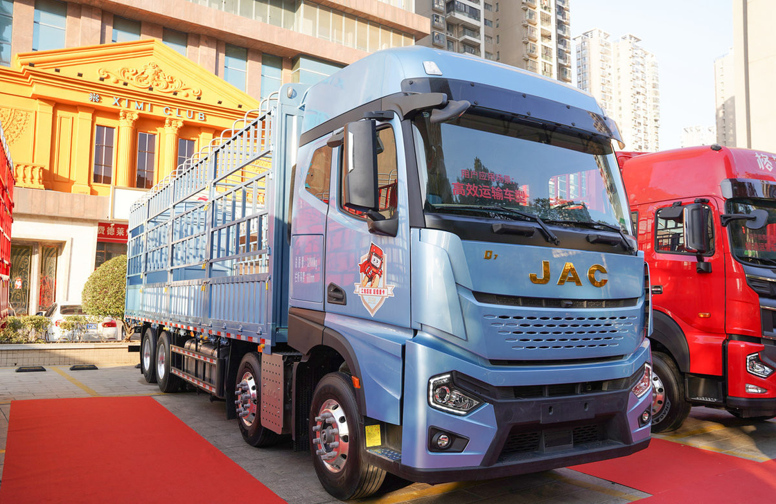 Грузовик использованный 8*4 JAC Fence Box 560hp Cummins Engine ZF Gearbox High Roof Cab
