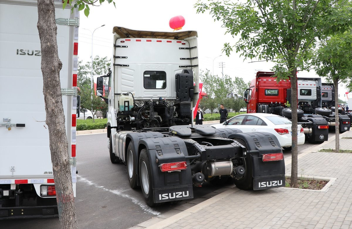 Трактор Трактор Цена Торговля ZF Гейрбокс Автоматический 6×4 ISUZU Прицепная головка 520hp Высокая крыша кабины