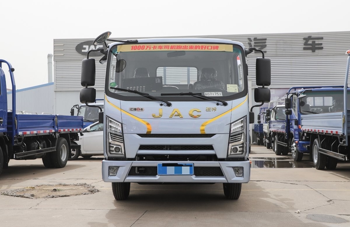 Коробка грузовик JAC 4*2 Легкий грузовик Плоская кровать 6 колес Одноосновая коробка длиной 4 метра