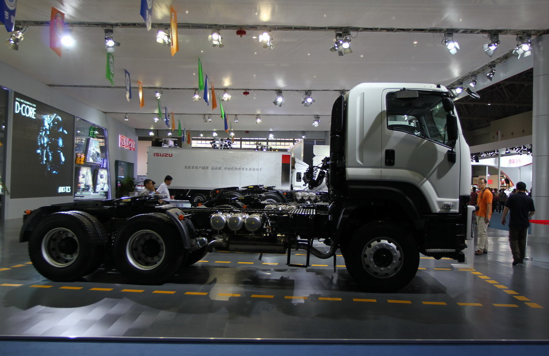 Грузовик Трактор Плоская крыша Кабина ISUZU Конный прицеп 6*4 Режим привода 350 л.с.