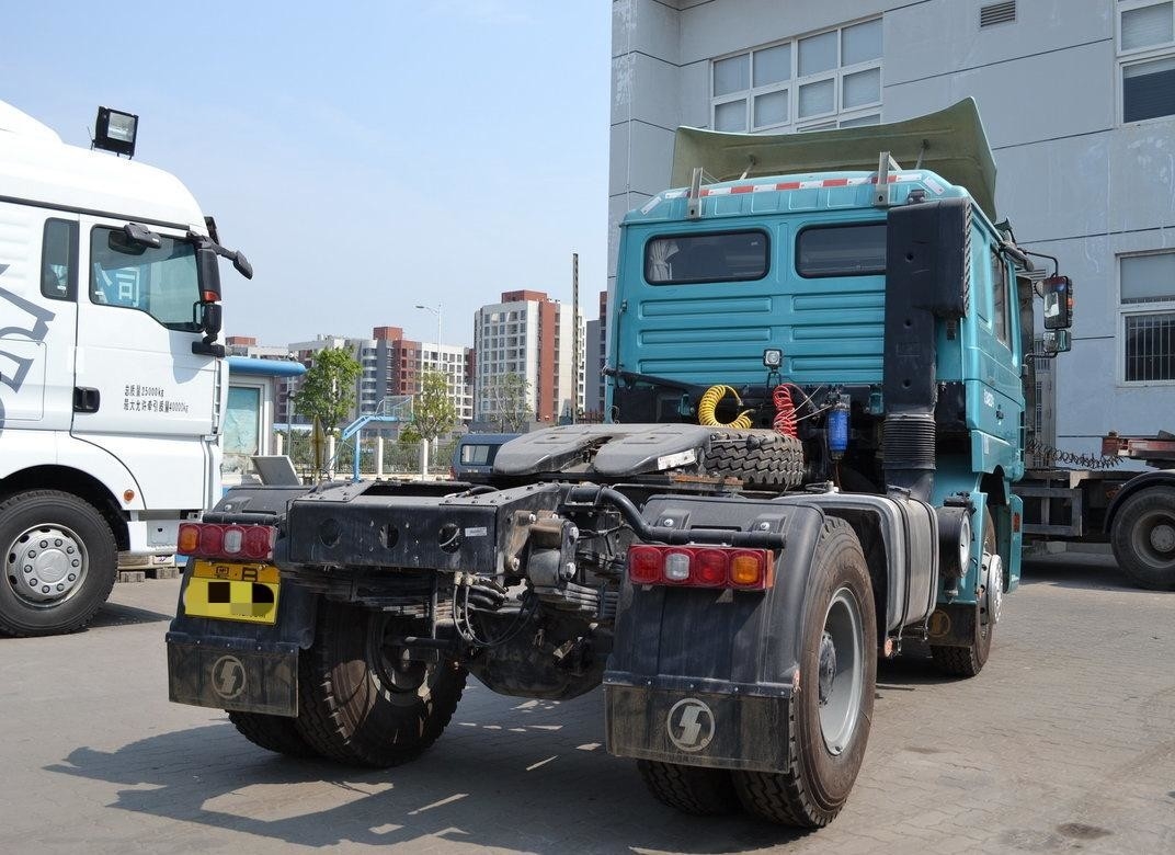 Тракторный грузовик 4×2 Новый Shacman Horse Head Weichai 336hp Euro 3 Выброс одно и полкабины