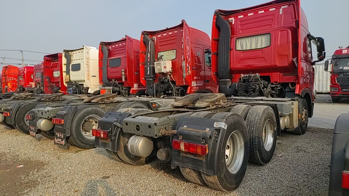 Сино Трактор Грузовик Голова Красный цвет 6×4 Режим привода Лист весенний один ряд С спальным LHD