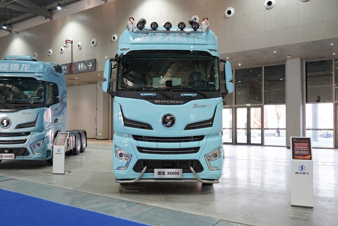 Shacman X6000 трактор грузовик дизель 700 л.с. 6х4 LNG AMT высокая крыша однорядный и пол сидений