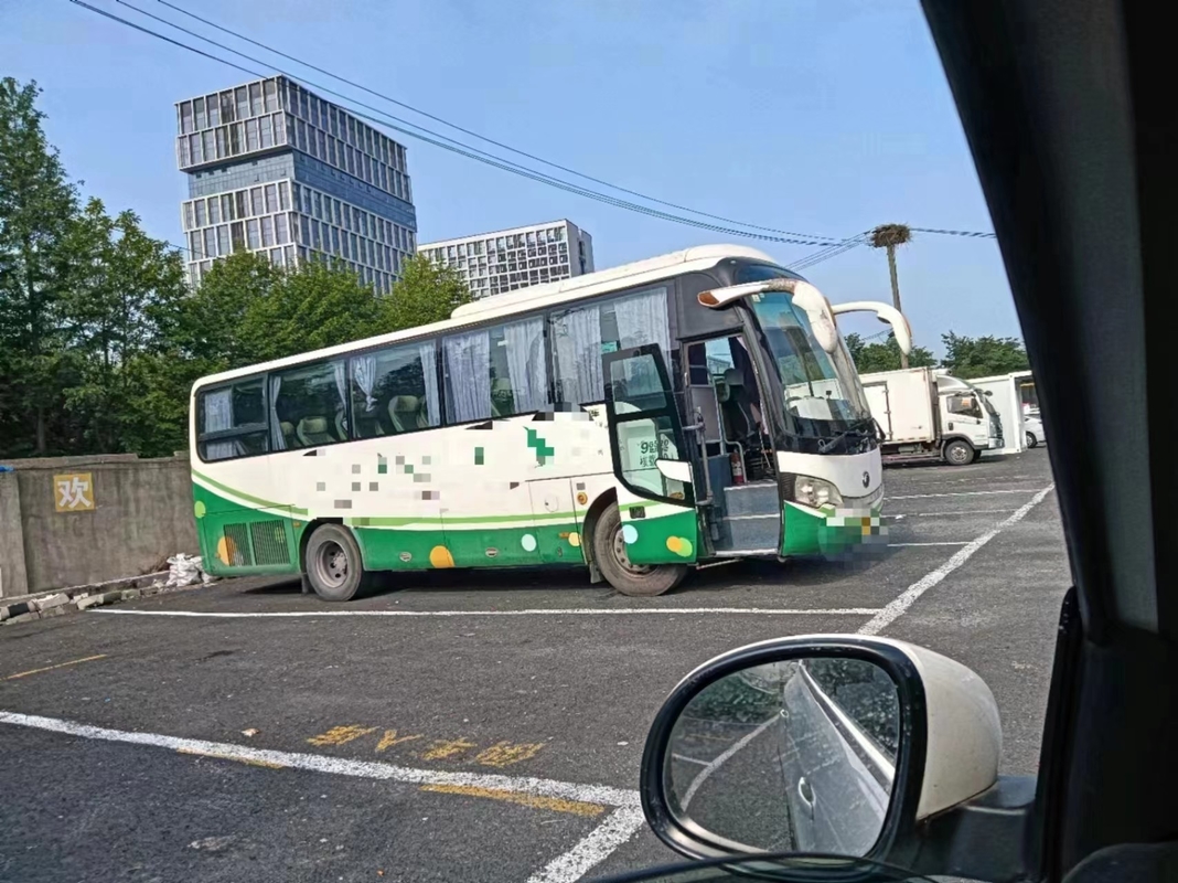 Подержанный пассажирский автобус Youngtong Bus ZK6908 Ручная коробка передач 39 мест 2016 Год длинной дистанции