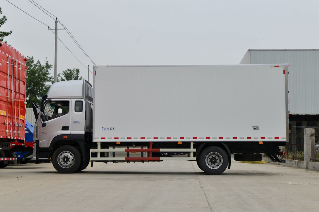Foton BJ5186 245HP 4X2 Одноосевая 6,6 м Двухдверная белая грузовая коробка холодильный фургон