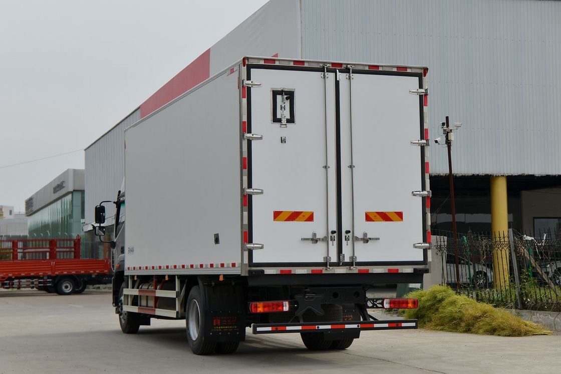 Foton BJ5186 245HP 4X2 Одноосевая 6,6 м Двухдверная белая грузовая коробка холодильный фургон