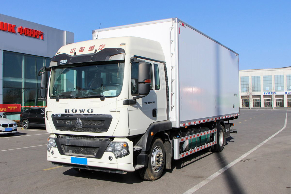 Howo ZZ5187 Грузовой холодильный грузовик Дизельный 8-скоростной 220 л.с. 4х2 6,8 м Дефлекторный ряд Половина кабины Белый кузов Три двери