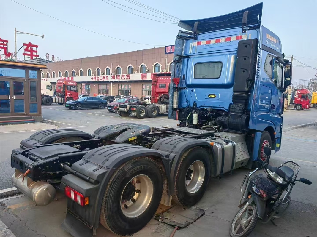 Использованный отремонтированный трактор 2023 год JAC полугрузовики для 10 колес Cummins двигатель 560 лошадиных сил подушка безопасности