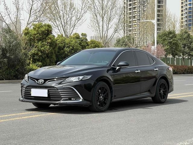 Подержанный Седан Toyota Camry в хорошем состоянии Низкая пробега 2021 год Версия LUX 45000 км пробега