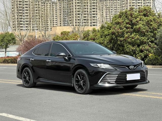 Подержанный Седан Toyota Camry в хорошем состоянии Низкая пробега 2021 год Версия LUX 45000 км пробега