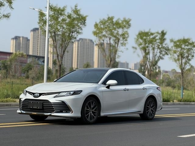 Б/у Toyota Camry 2.5L Чистый салон Без аварий Белый цвет 2023 год 99% Новый Доступная цена