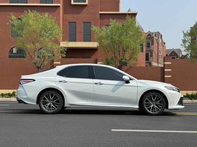 Б/у Toyota Camry 2.5L Чистый салон Без аварий Белый цвет 2023 год 99% Новый Доступная цена