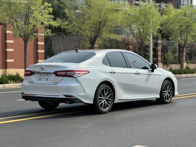 Б/у Toyota Camry 2.5L Чистый салон Без аварий Белый цвет 2023 год 99% Новый Доступная цена