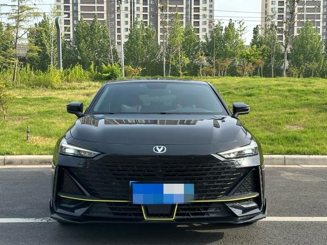 Продается подержанный автомобиль Changan Uni-V 2022 года выпуска, 1.5t, по доступной цене, а также компактный седан с бензиновым двигателем и интеллектуальной системой вождения