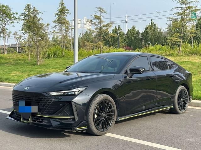 Продается подержанный автомобиль Changan Uni-V 2022 года выпуска, 1.5t, по доступной цене, а также компактный седан с бензиновым двигателем и интеллектуальной системой вождения