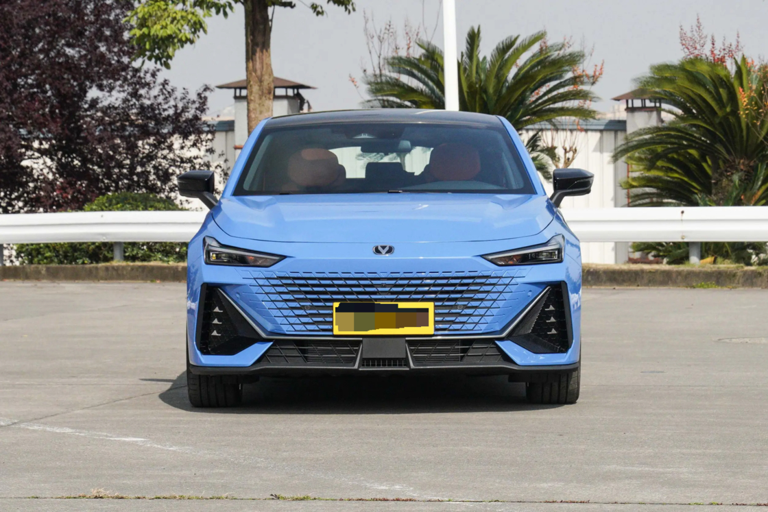 Доступный новый Changan UNI-V 2025 третьего поколения 1.5T 500Bar Premium Sports Edition для экспорта для семейного использования