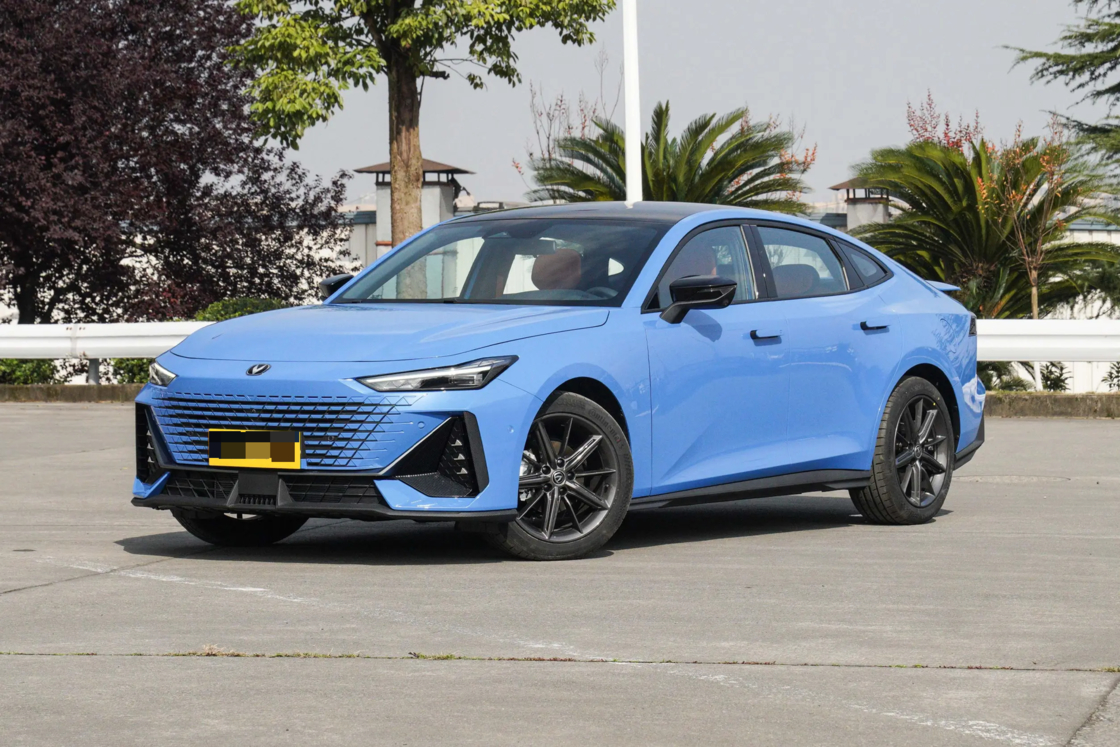 Доступный новый Changan UNI-V 2025 третьего поколения 1.5T 500Bar Premium Sports Edition для экспорта для семейного использования