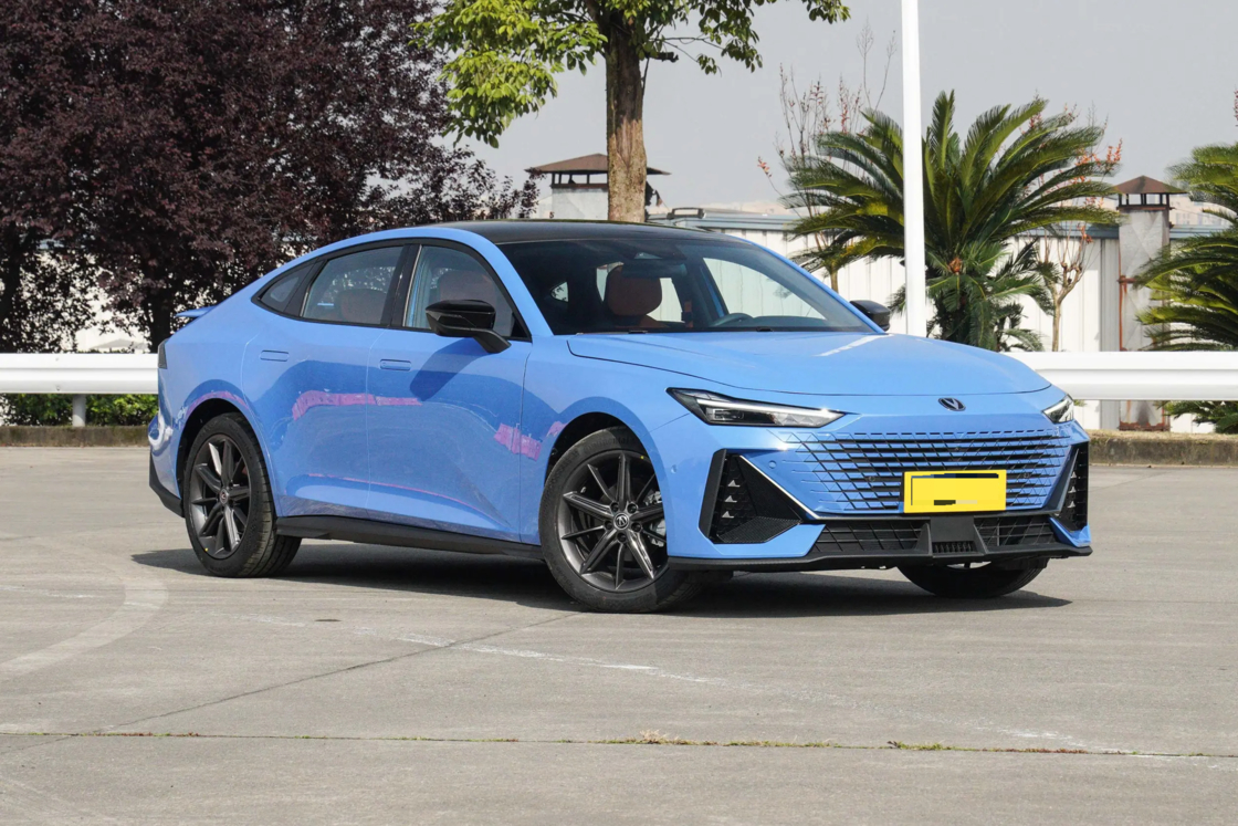 Доступный новый Changan UNI-V 2025 третьего поколения 1.5T 500Bar Premium Sports Edition для экспорта для семейного использования