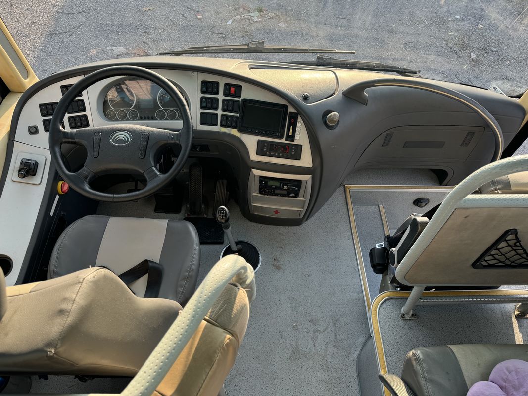 Подержанный пассажирский автобус Yutong ZK6110 2020 года выпуска, 56 мест, компоновка 2+3, две двери, левостороннее управление, автобус класса люкс