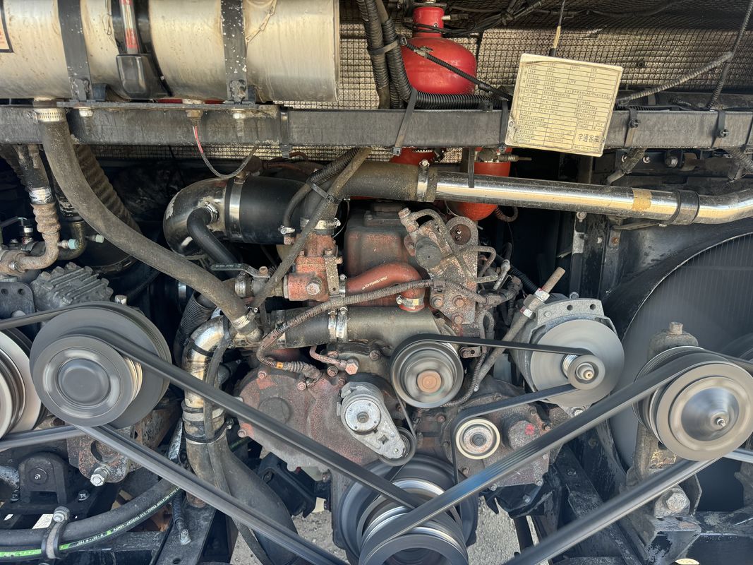 Подержанный пассажирский автобус Yutong ZK6110 2020 года выпуска, 56 мест, компоновка 2+3, две двери, левостороннее управление, автобус класса люкс