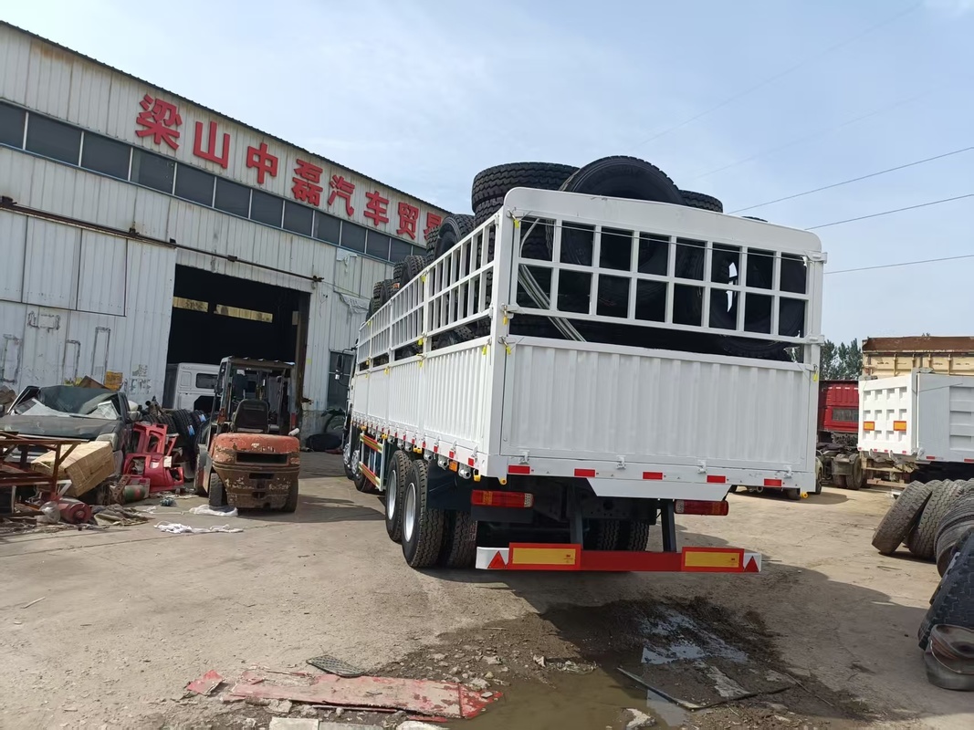 Shock-Absorbing Seats SINOTRUK Fence Truck Diesel 460HP 6 Cylinders 8x4 9.5m Air Conditioning