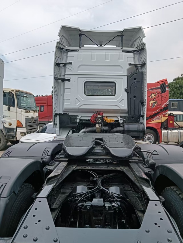 Heavy duty semi-trailer tractor HOWO 6*4 drive mode 440HP Weichai Euro6 for use in Africa