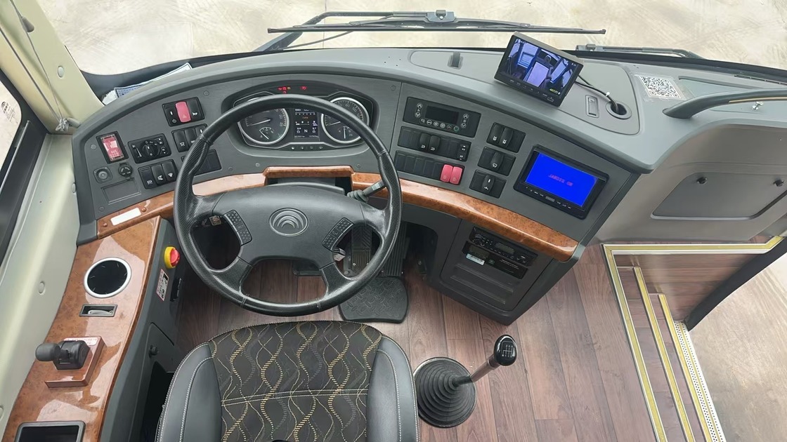 Used Yutong Coach Bus 50 Seater Weichai Tour Diesel Airport Church Cummuter School Interurban Intercity Buses