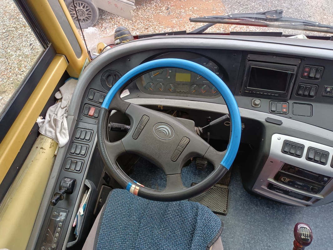 Подержанный автобус Yutong Coach 55 мест Вторая рука Церковь Междугородный аэропорт Школа Коммутерные междугородные автобусы