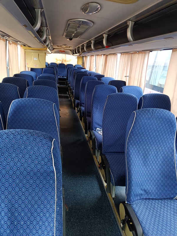 Подержанный автобус Yutong Coach 55 мест Вторая рука Церковь Междугородный аэропорт Школа Коммутерные междугородные автобусы