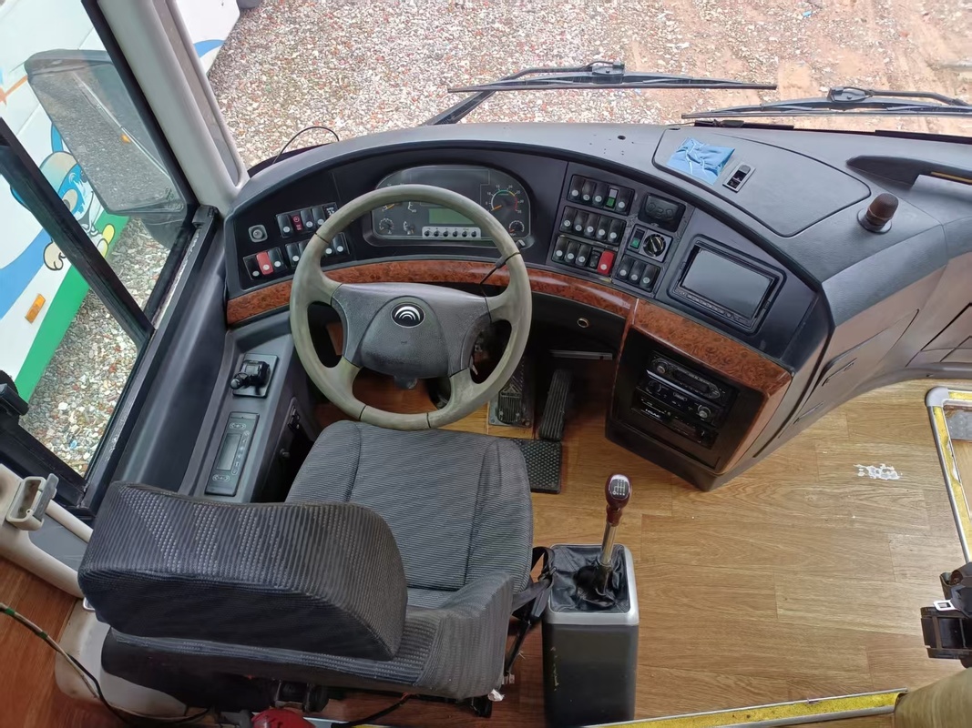 Подержанный двухразовый автобус Yutong Coach 55 мест Второй рукой Церковь Междугородный аэропорт Школа Коммутерные междугородные автобусы