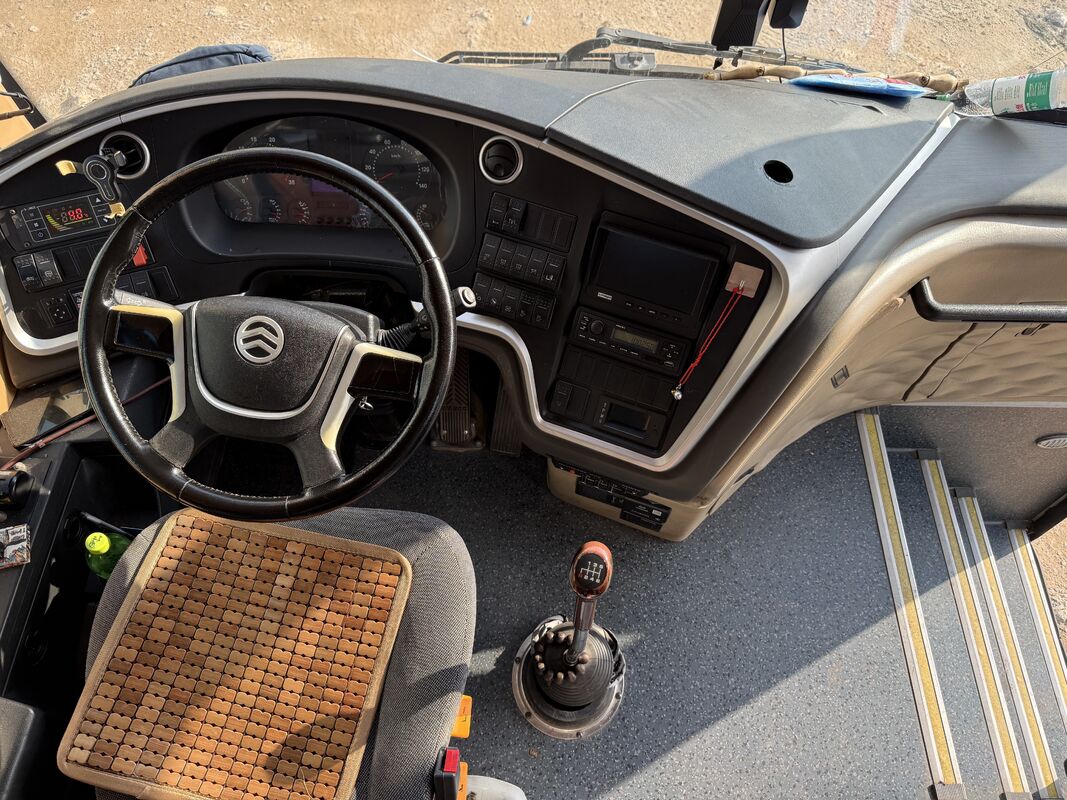 Подержанный дизельный автобус Kinglong на 50 мест, класса люкс, с рессорной подвеской, двигатель Weichai, для школьных экскурсий и служебных перевозок