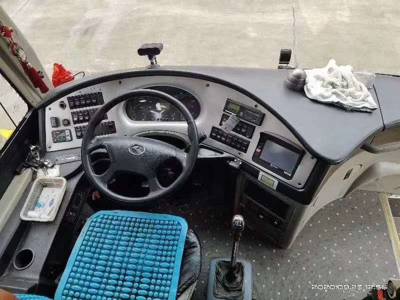Автобус тренера мест двигателя дизеля 53 Kinglong RHD используемый 233kw с двойными дверями AC