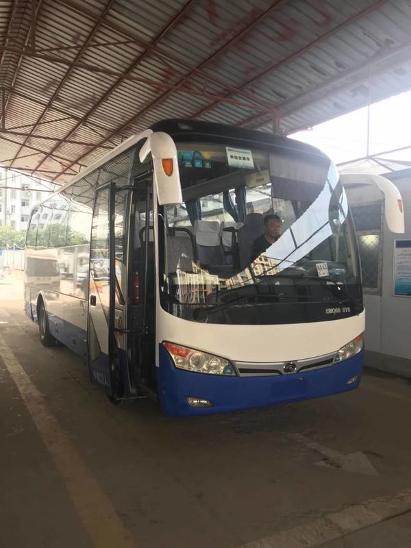 Автобус используемый брендом туристического автобуса Kinglong Sencond руки XMQ6898 39seats с хорошим состоянием двигателя зада AC голубым и белым цвета