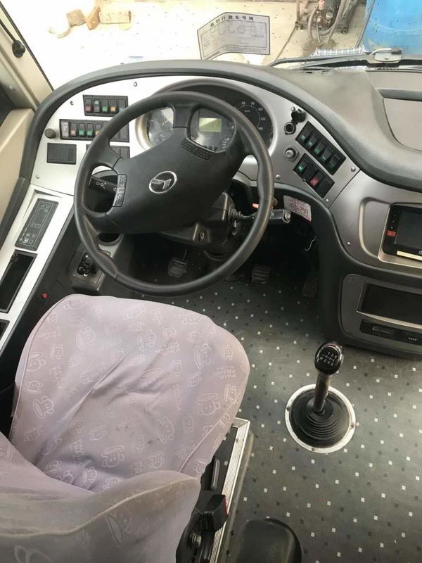 Автобус используемый брендом туристического автобуса Kinglong Sencond руки XMQ6898 39seats с хорошим состоянием двигателя зада AC голубым и белым цвета